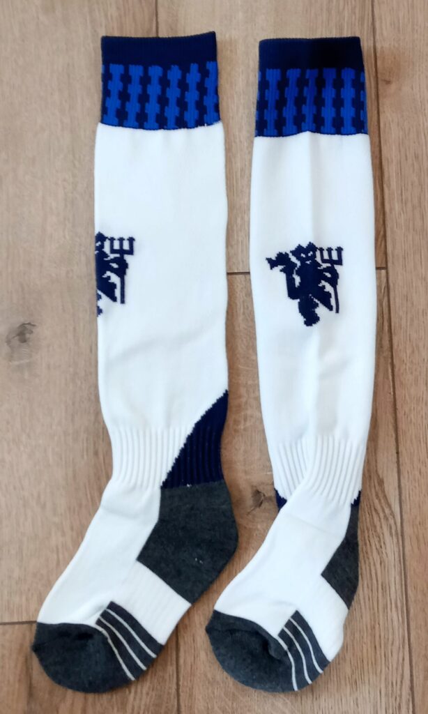 Детские футбольные гетры MANCHESTER UNITED AWAY 2025, бело-синие, размер 27-35
