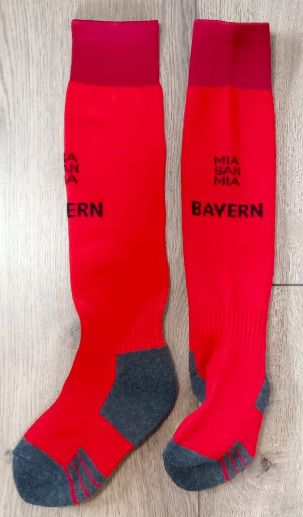 Детские футбольные гетры Bayern Munich Home 2025, красные, размер 27-35