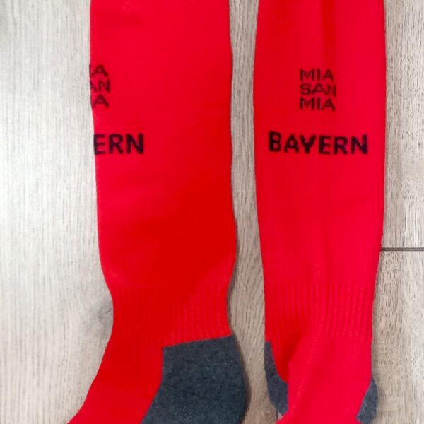 Дитячі футбольні гетри Bayern Munich Home 2025, червоні, розмір 27–35